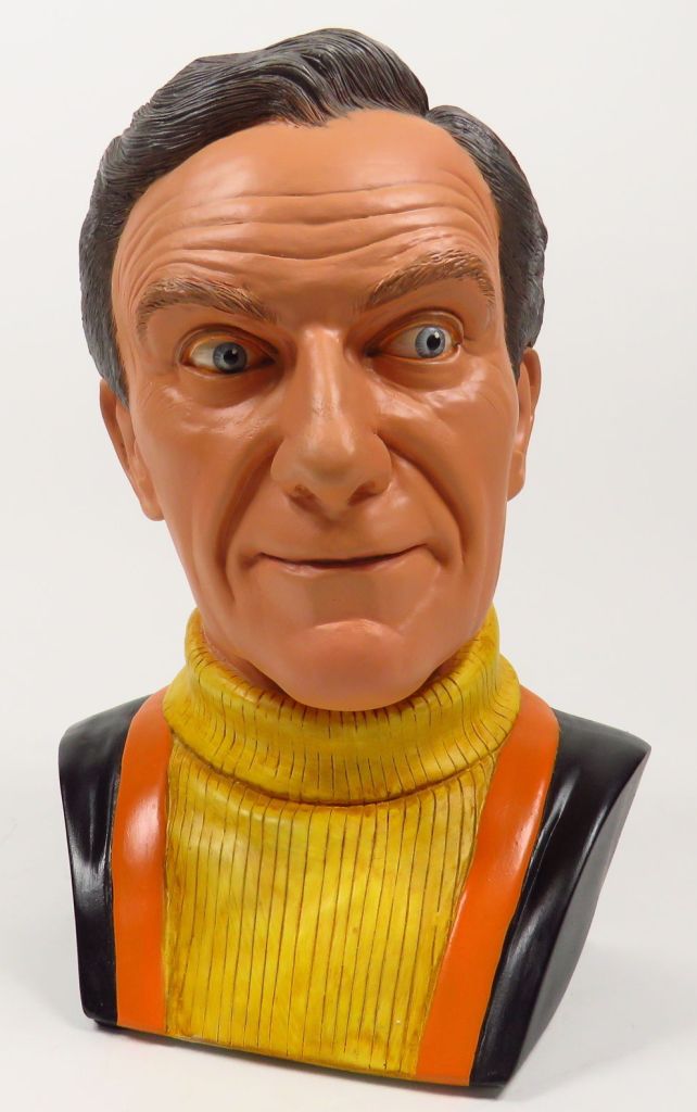 OCT121676 - LOST IN SPACE DR ZACHARY SMITH 3/4 SCALE BUST - Previews World